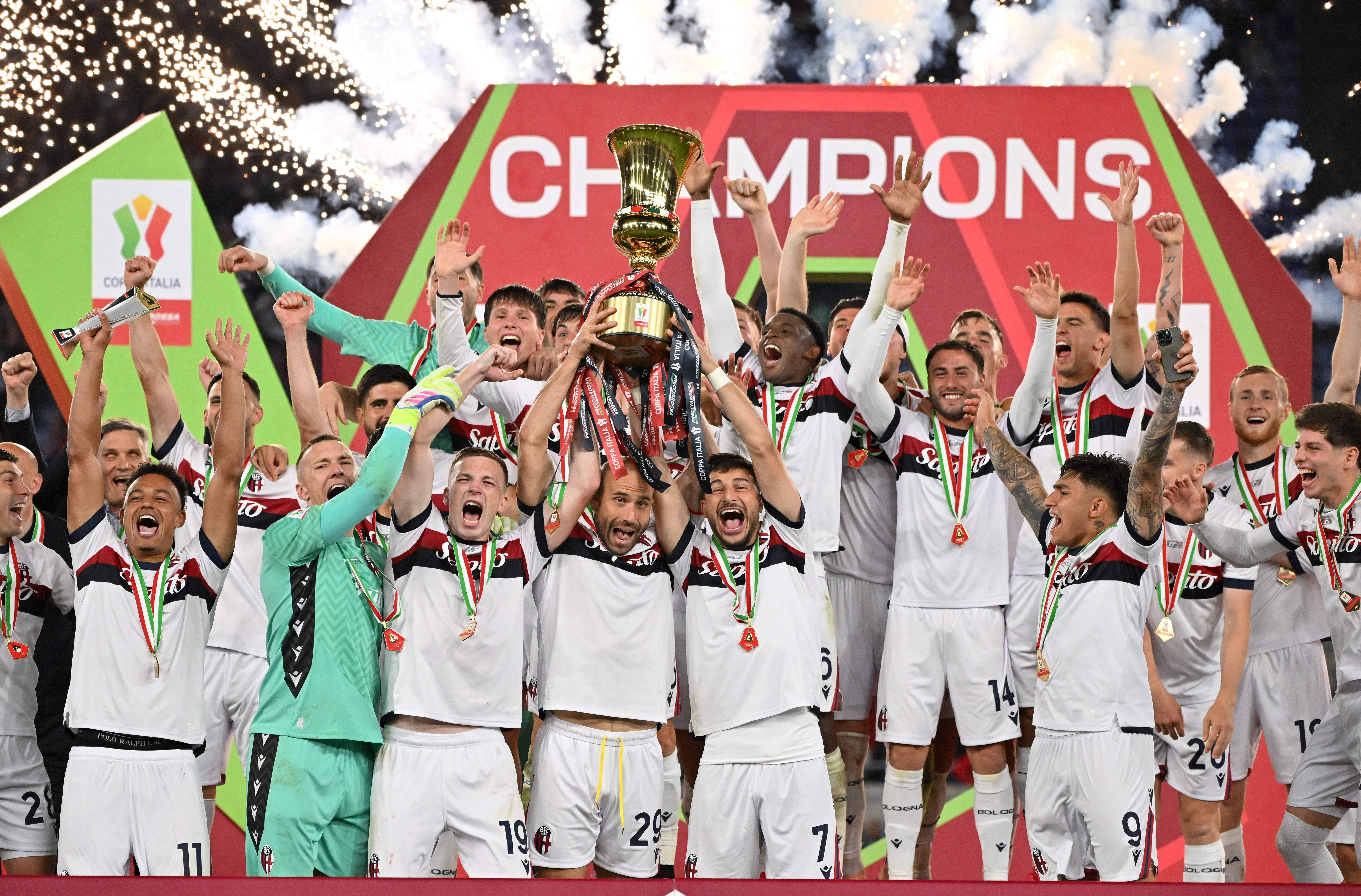 沃尔夫斯堡女队三冠王，豪取联赛、杯赛和超级杯的简单介绍